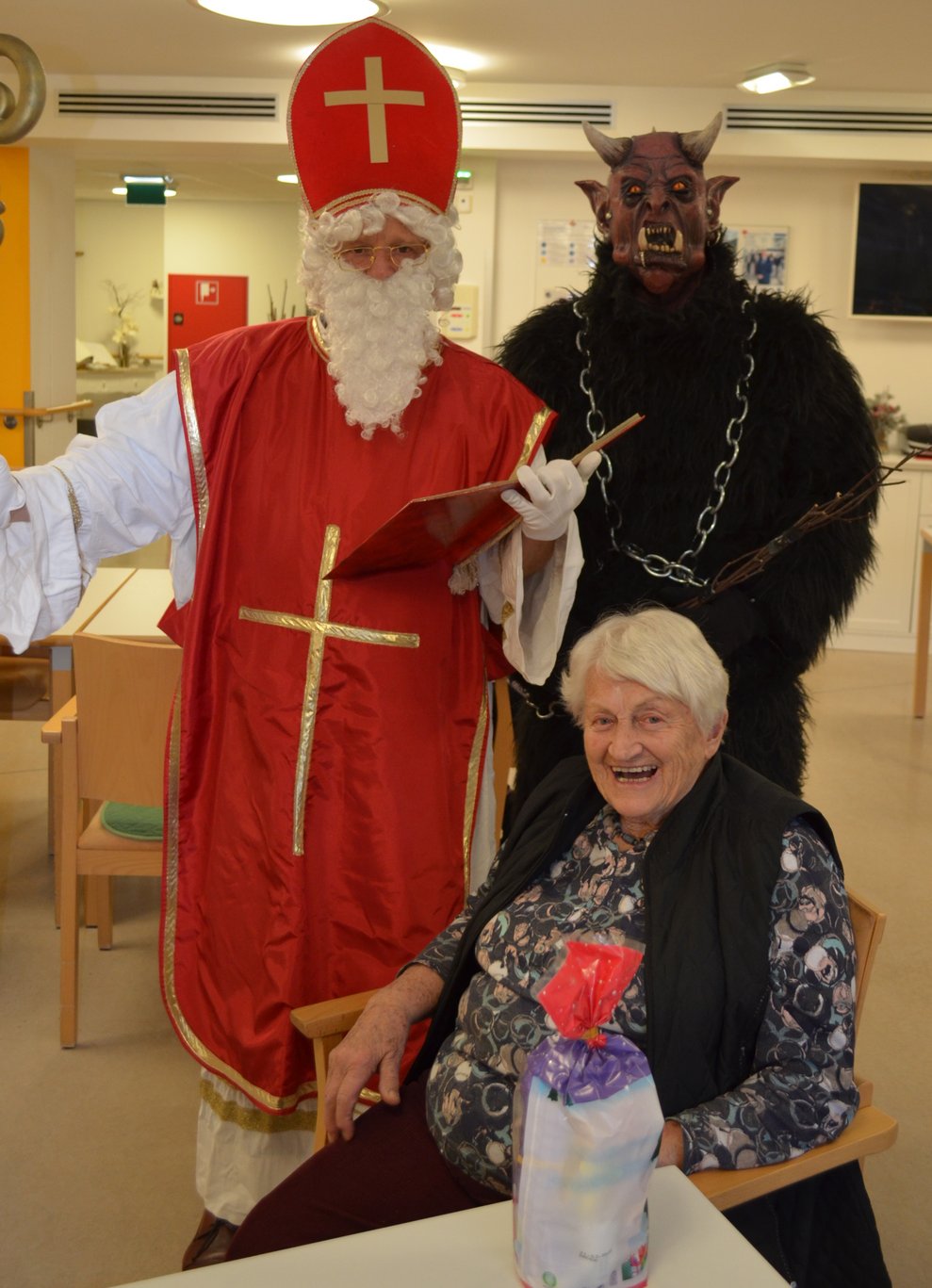 Bewohnerin mit Nikolo und Krampus
