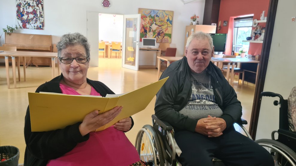 Die mit Liebe gestalteten Singmappen helfen bei Textunsicherheiten.