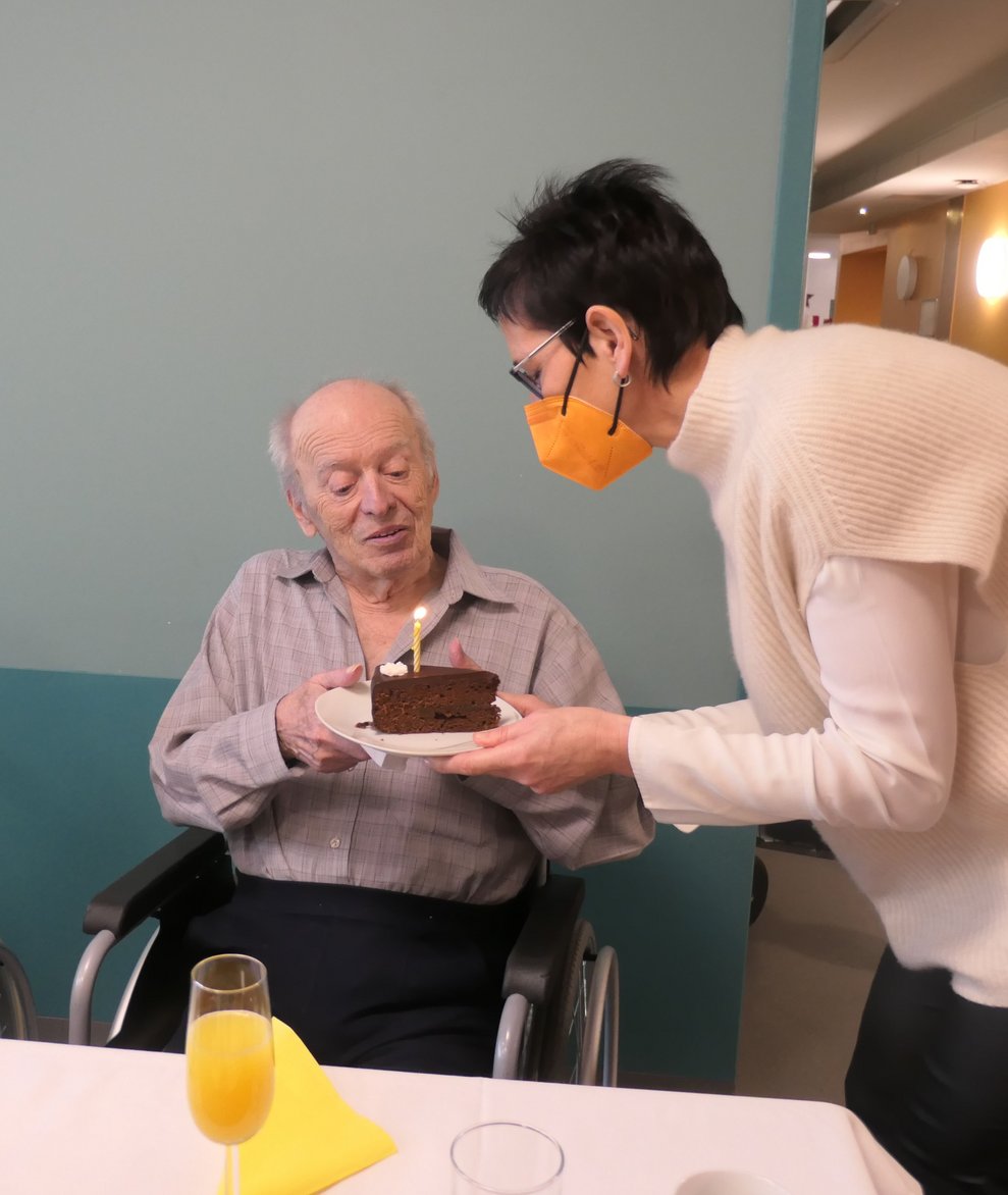 Eine Dame und ein Herr mit einem Stück Torte.