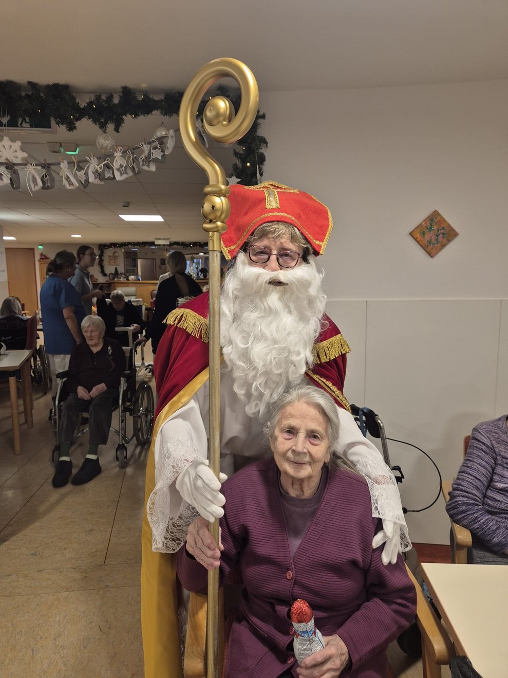 Bewohnerin freut sich über den Besuch vom Nikolaus