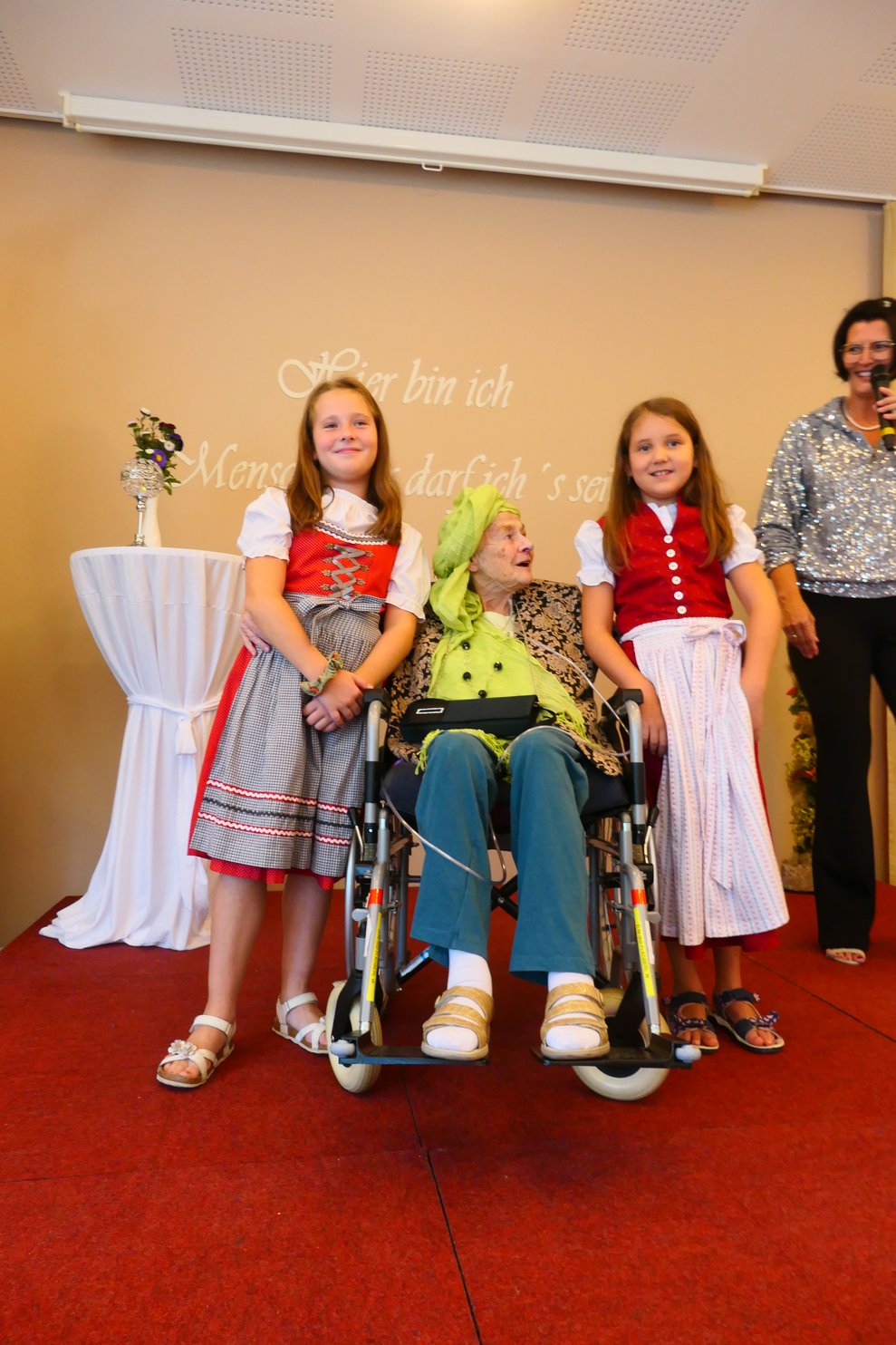 Zwei Damen und zwei Mädchen im Dirndl auf der Bühne