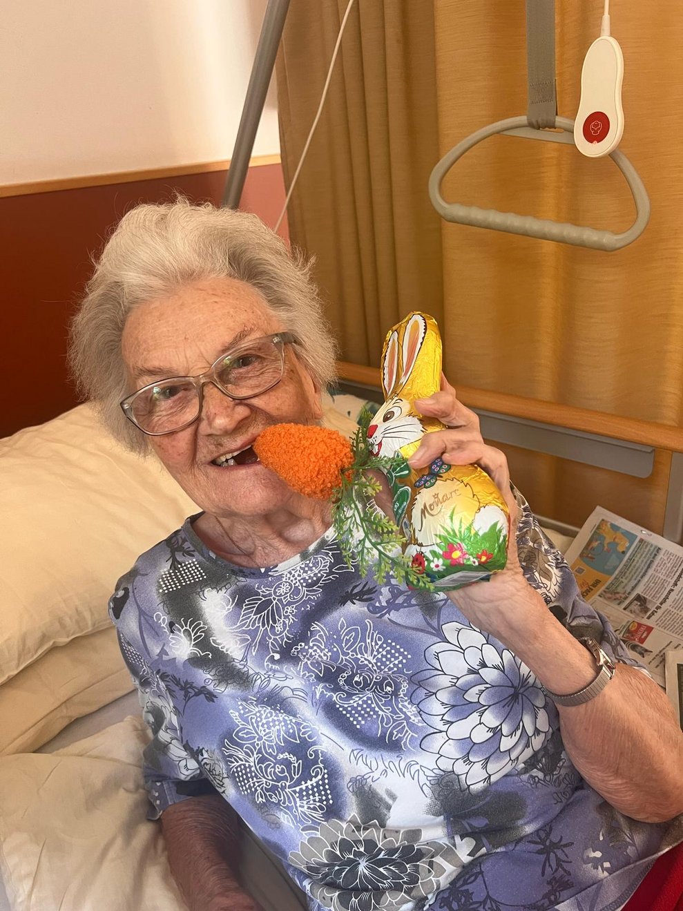 Frau mit Schokohasen