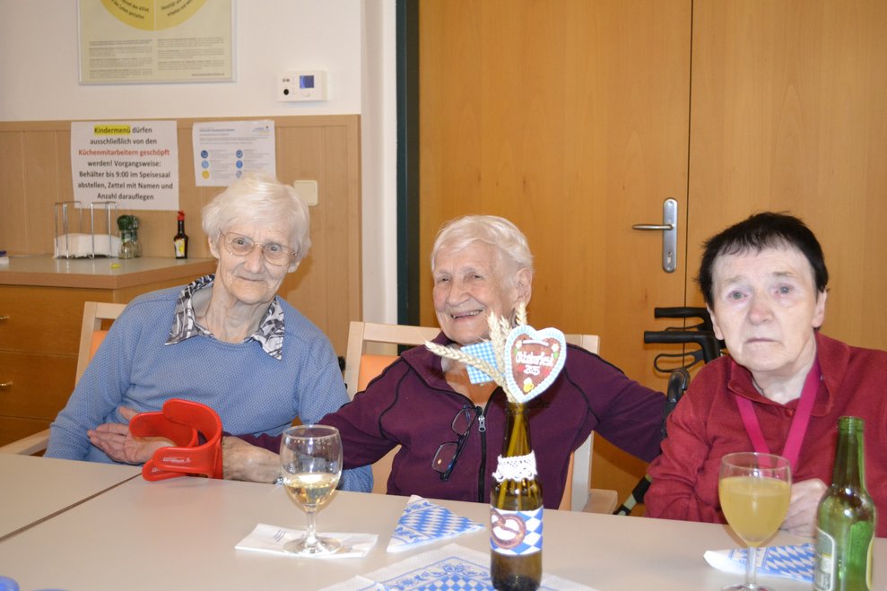 Drei Frauen lachen