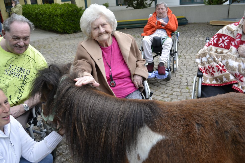 Frau mit Pony