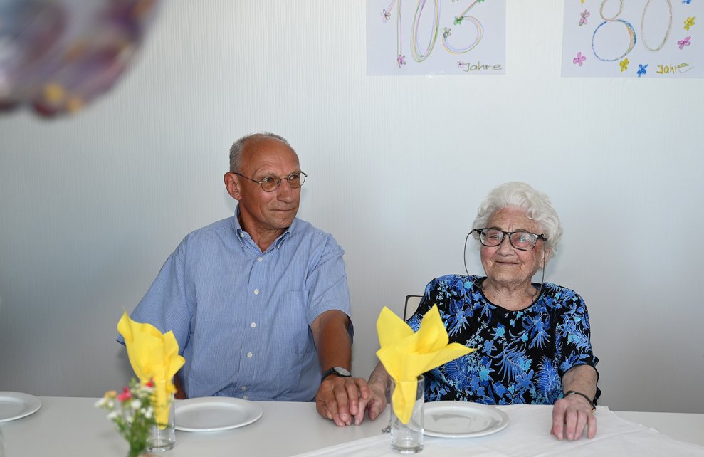 Frau Figl strahlt mit ihren 103 Jahren und freut sich über das Fest.