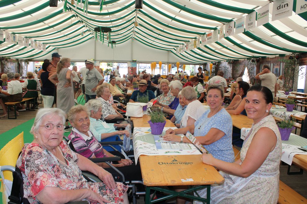 Personen sitzen beim Tisch