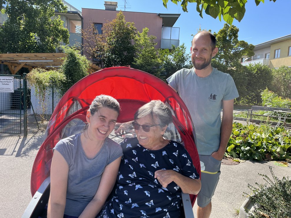 3 Personen mit Rikscha