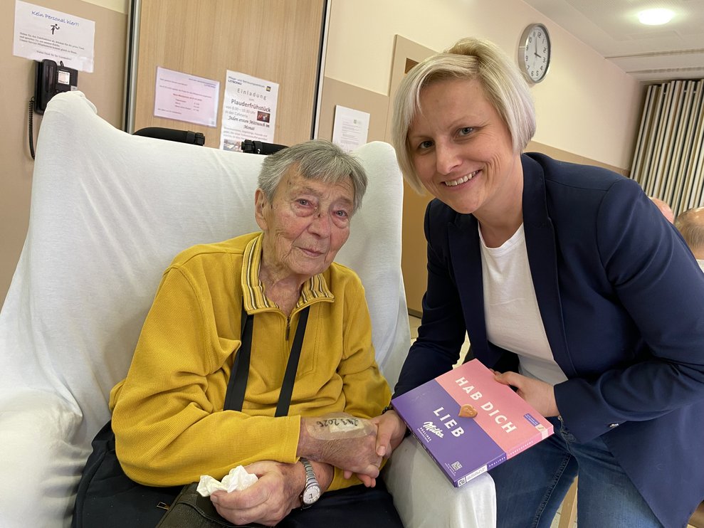 Frau Schlosser freut sich über die Gratulationen...