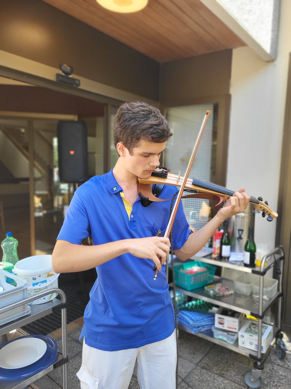 Unser Zivi Michael überraschte die BewohnerInnen mit seiner E-Geige. 