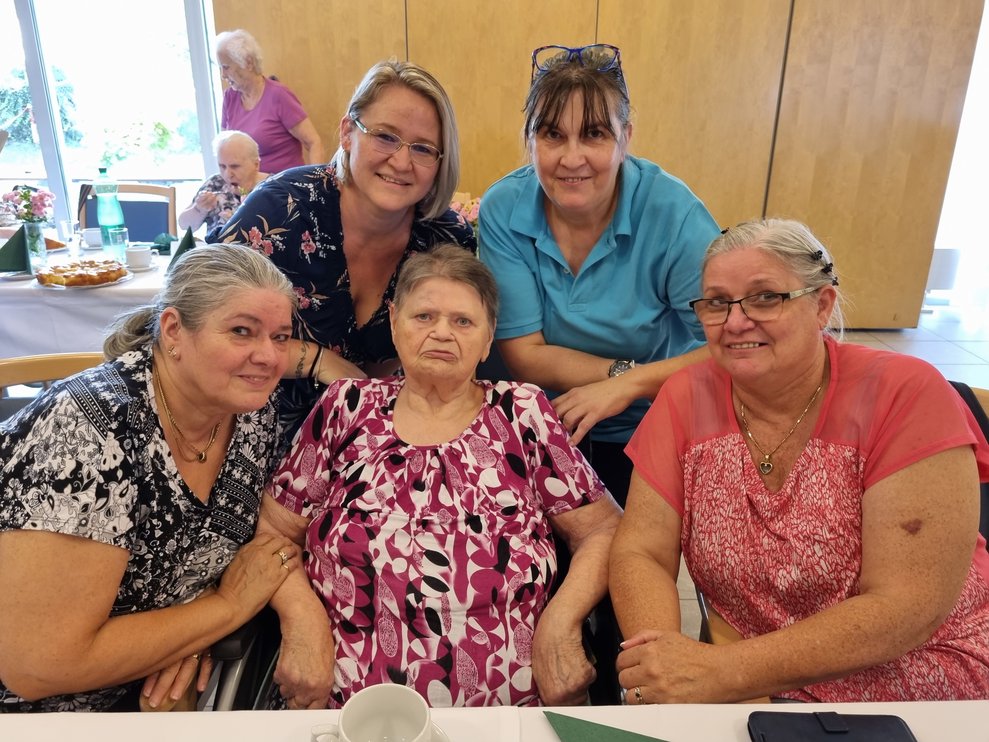 Jubilar mit Mitarbeiterinnen und Familie