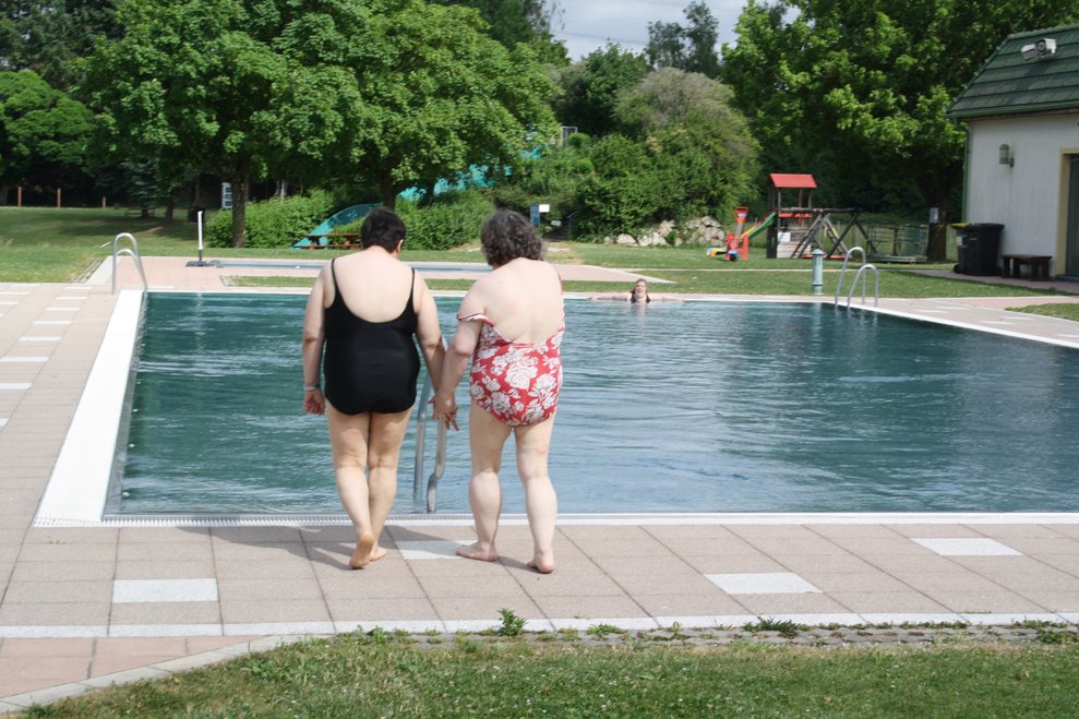 BewohnerInnen stehen beim Schwimmbecken