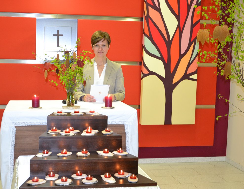 WBL Christiane, beim Vorlesen der Namen unserer verstorbenen Bewohnerinnen und Bewohner.