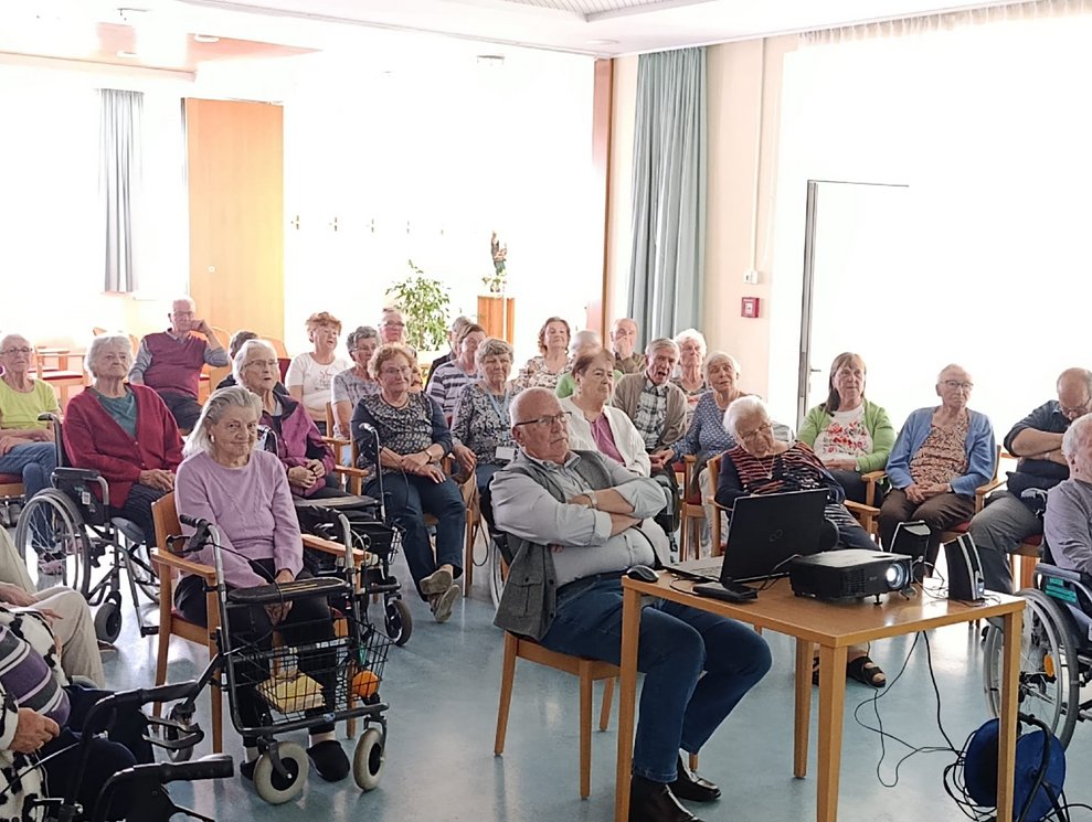 Viele sitzende Personen.