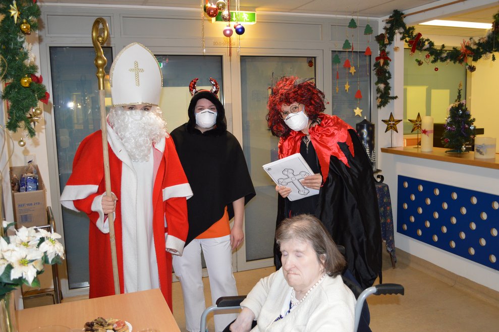 Der Nikolo, Krampus und eine Bewohnerin.