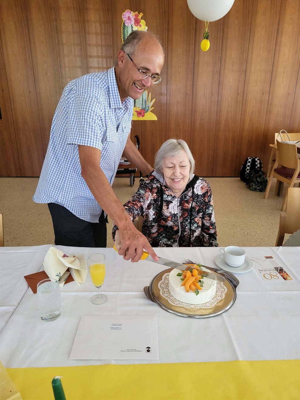 Gemeinsam mit ihrem Sohn schneidet Frau Lielacher die Torte an.
