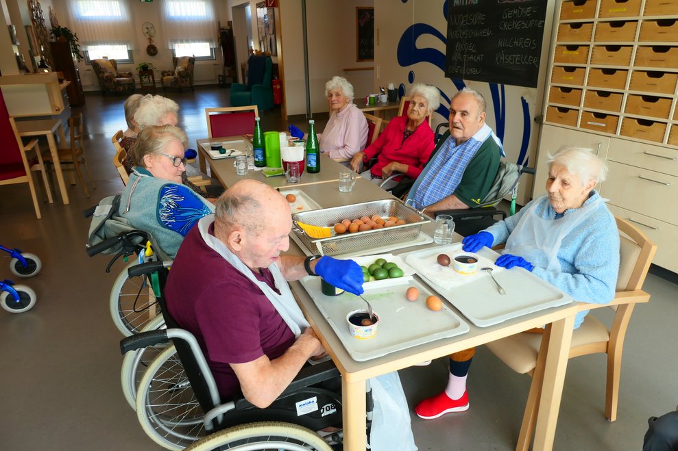 Unsere BewohnerInnen färben Ostereier.