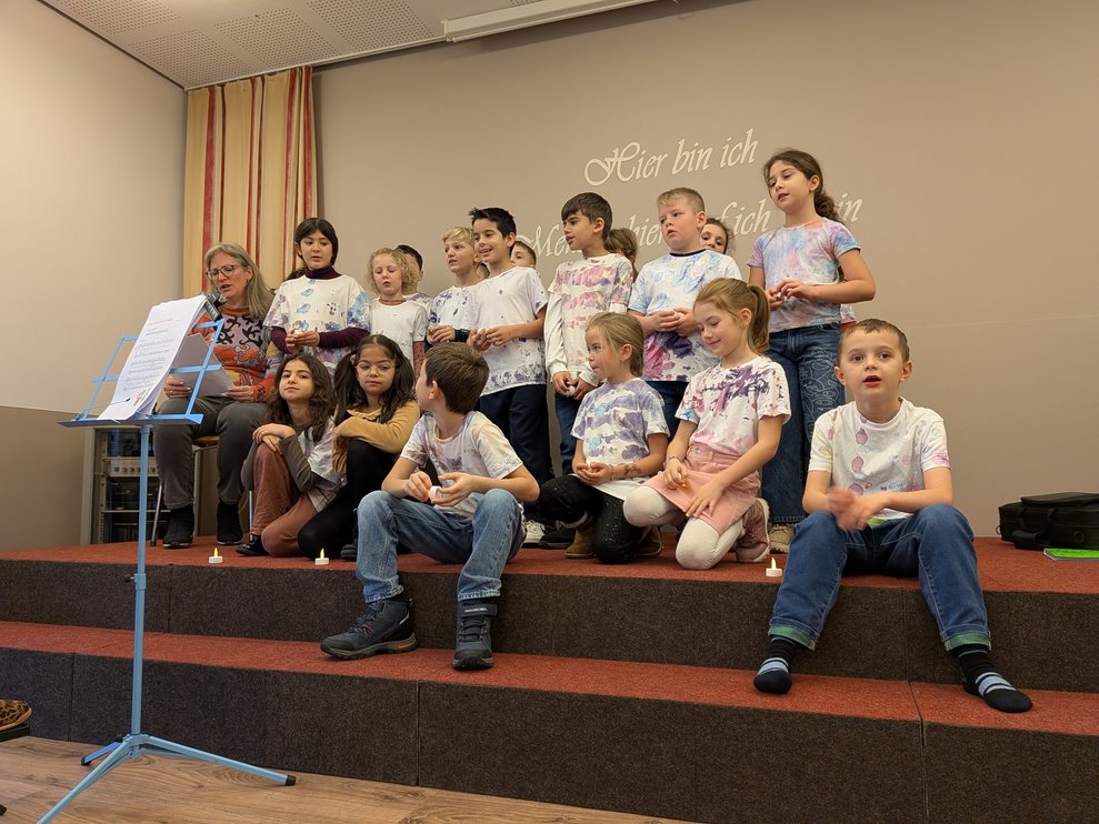 Die Kinder singen ein Lied.