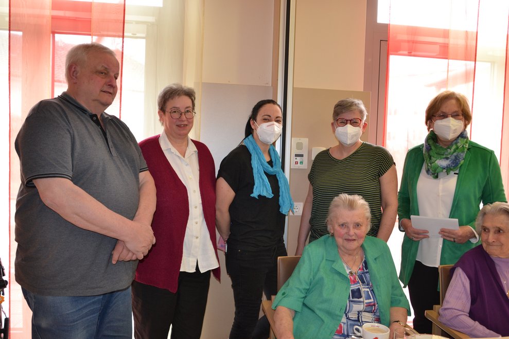 Fr. Katzenbeißer nimmt im Kreise der Angehörigen die Gratulationen zum 84. Geburtstag entgegen.