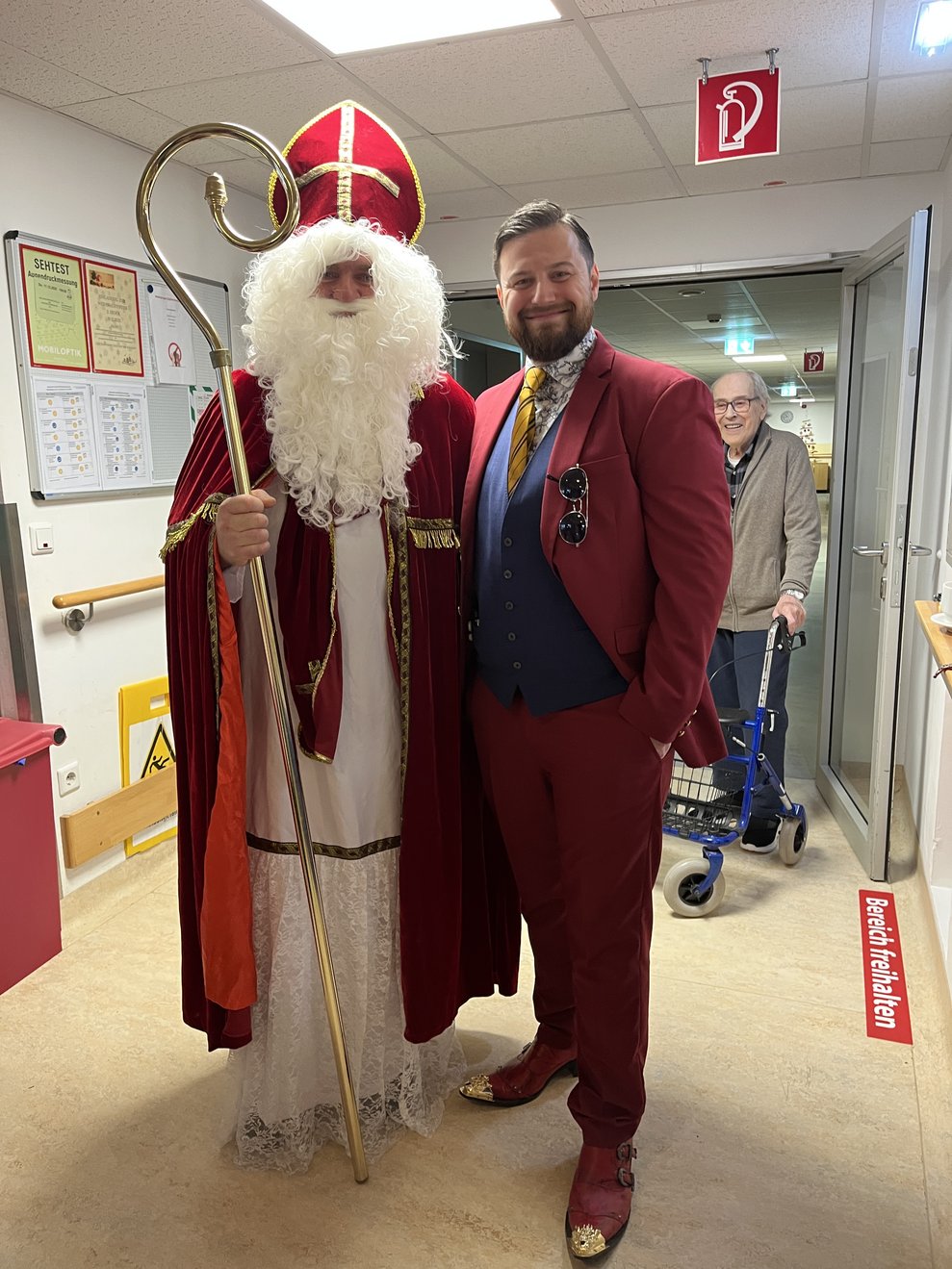 Nikolo mit Mitarbeiter