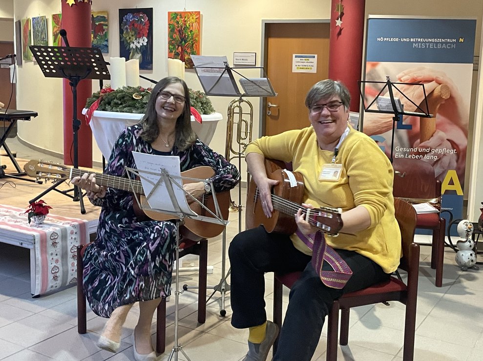 Zwei Damen mit Gitarren. 