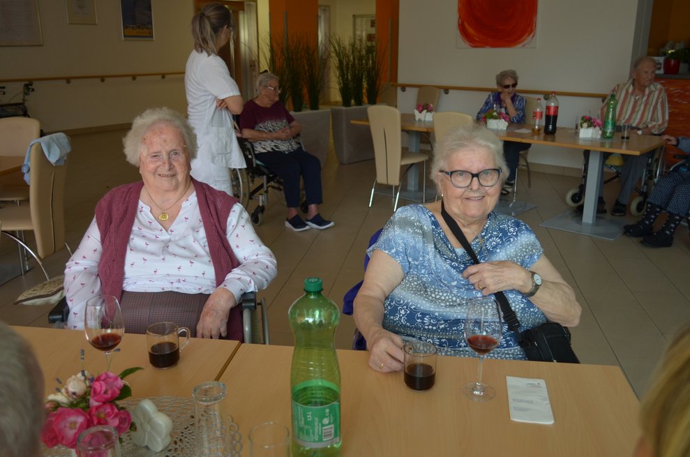 Bewohnerinnen in der Cafeteria