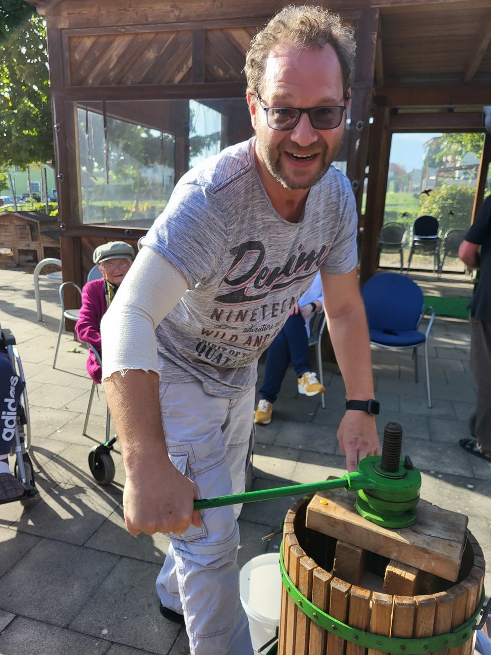 Ehrenamtlicher beim Weinpressen