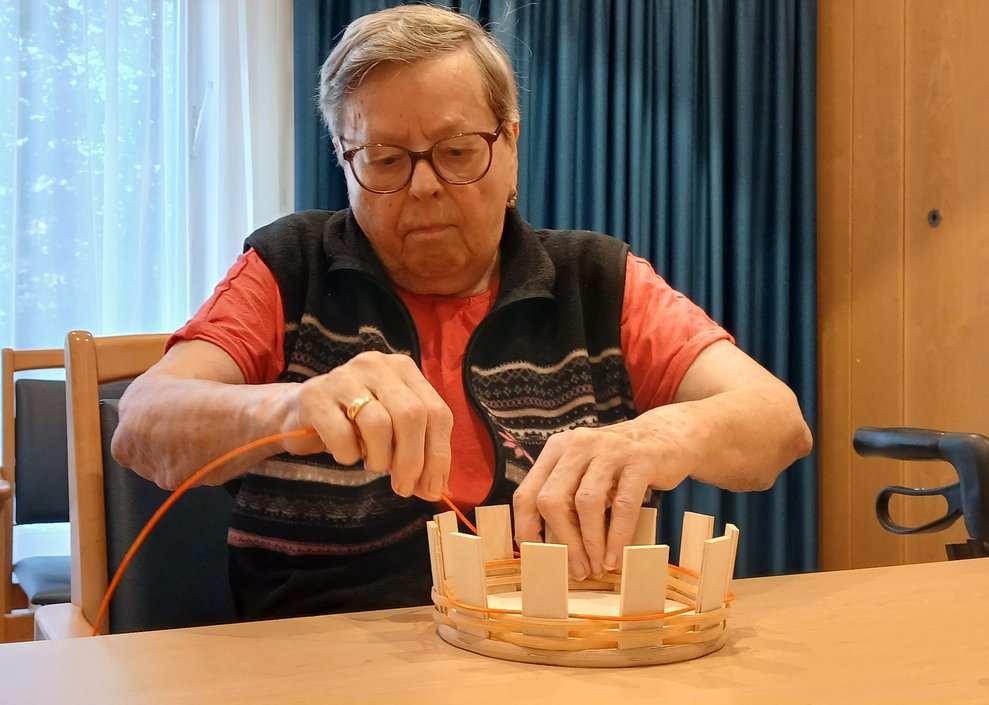 Frau beim Korbflechten