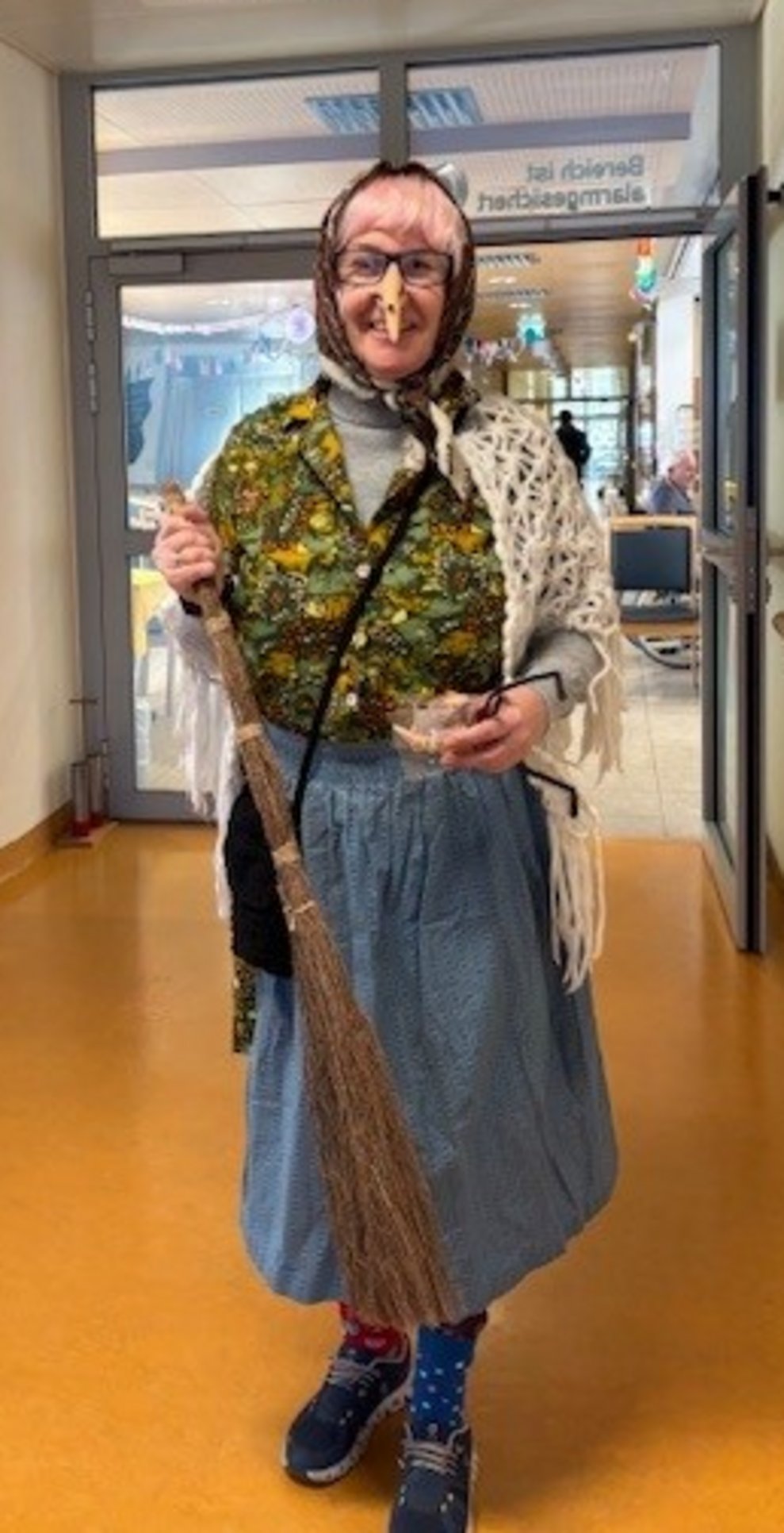Verkleidete Person