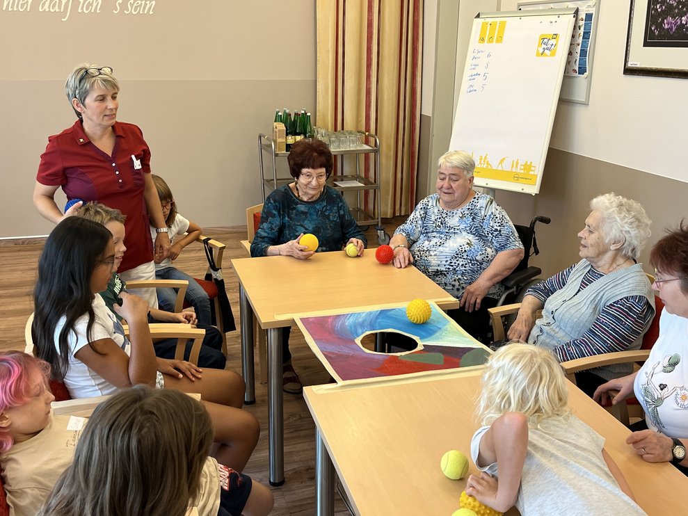 Bewohnerinnen mit Kinder beim Spielen