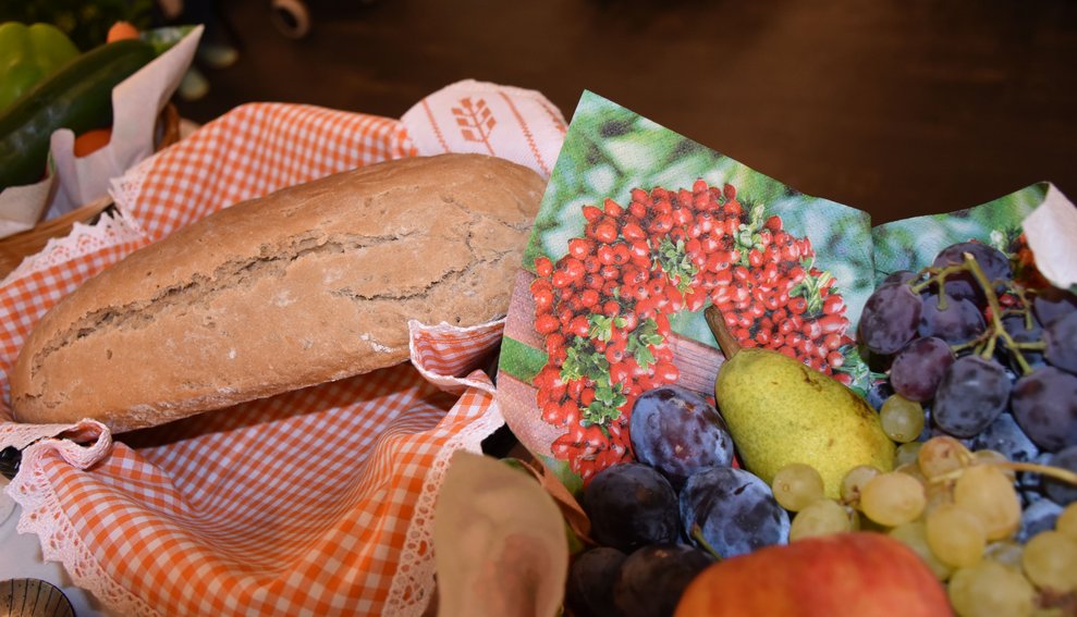 Brotkörbe und Obst