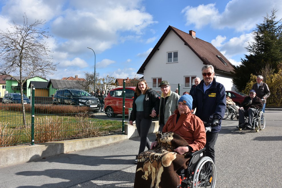unsere Freiwilligen Mitarbeiterinnen begleiten uns bei der Ausfahrt
