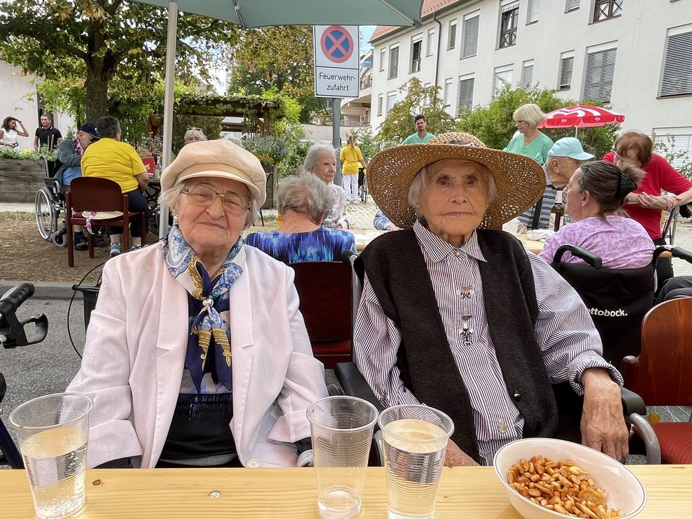 Bewohnerinnen am Gartenfest.