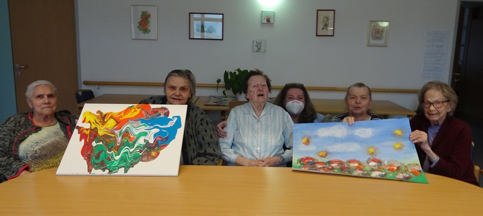 BewohnerInnen mit ihren Kunstwerken.