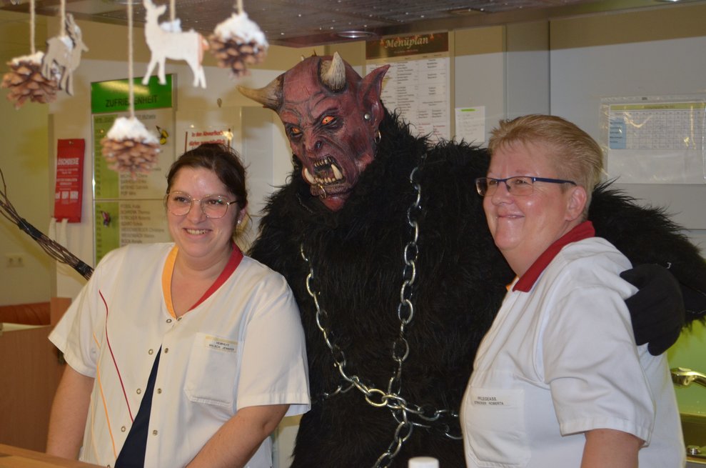Mitarbeiterinnen mit Krampus