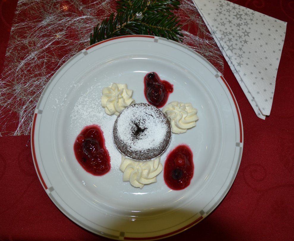 Den krönenden Abschluss bildete ein Schoko-Souffle mit Beerenragout. 