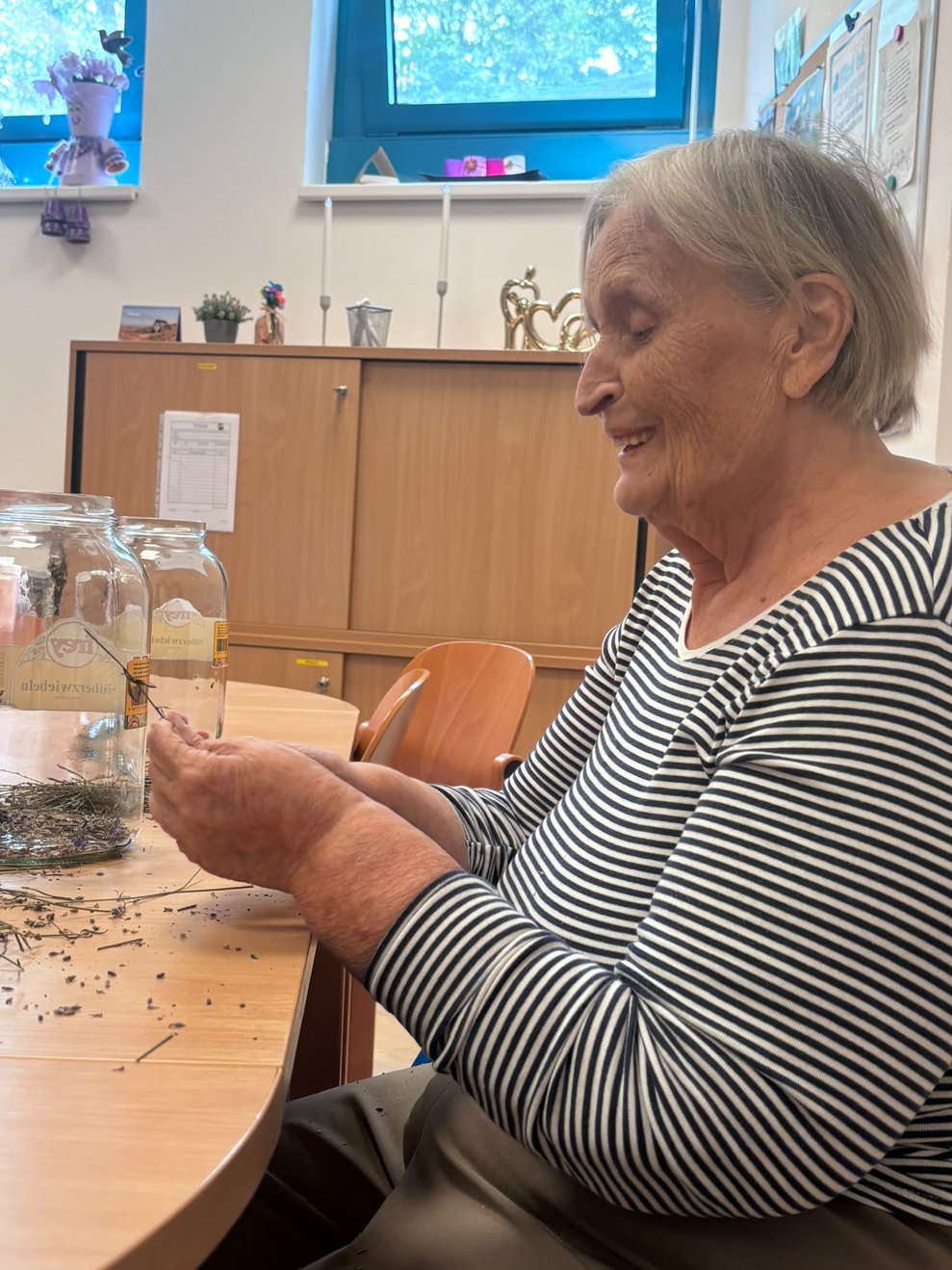Bewohnerin rebelt Lavendel ab.