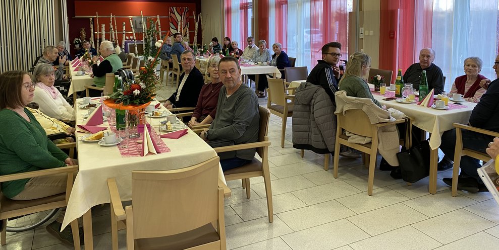 Viele Angehörige sind zur Feier gekommen.
