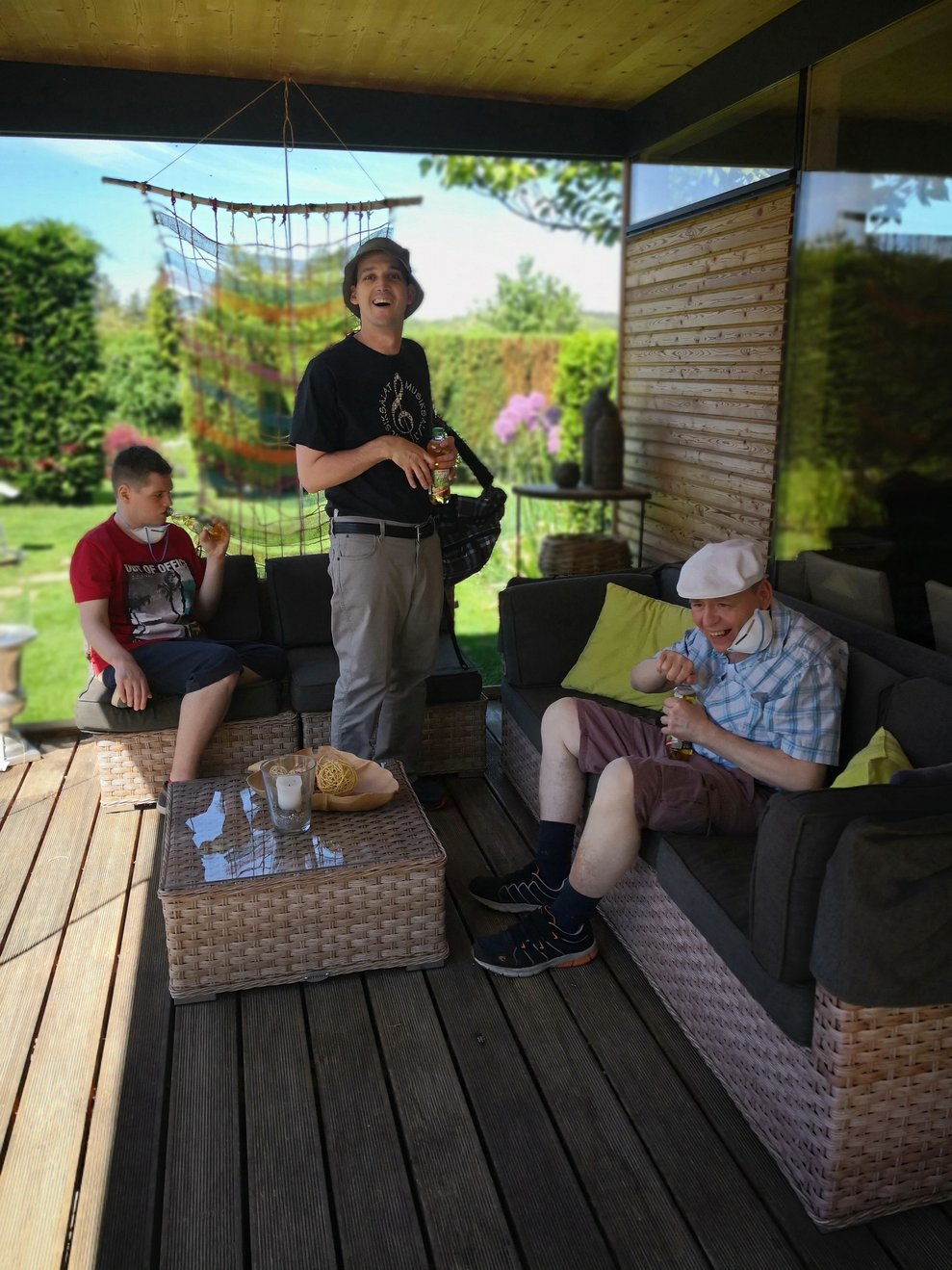 Personen sitzen nebeneinander