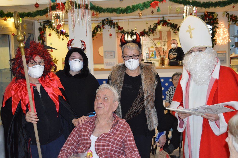 Der Nikolo, Krampus und eine Bewohnerin.