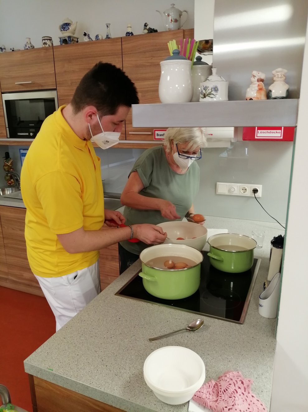 EA Veronika Schweighöfer und Praktikant David haben die Eier gekocht.