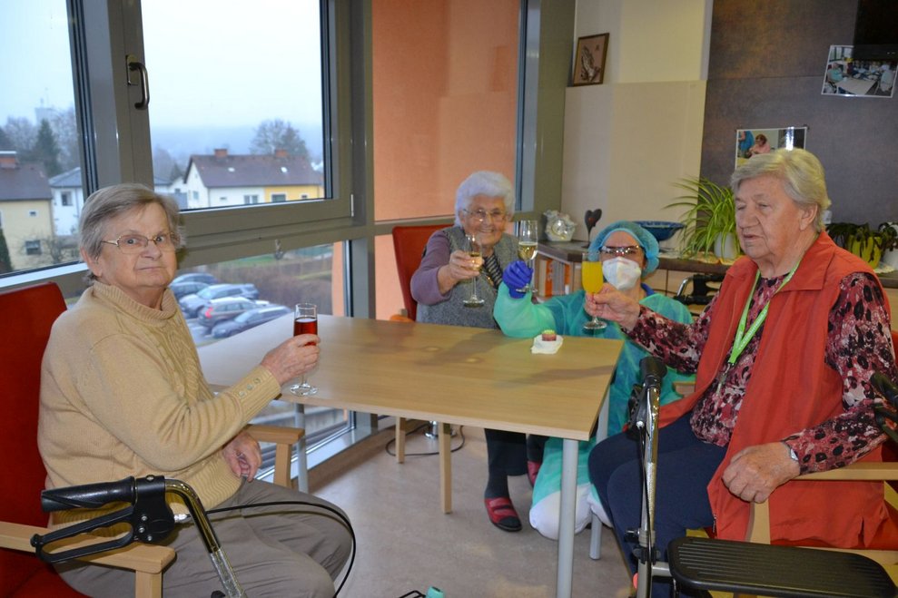BewohnerInnen sitzen bei einem Tisch.