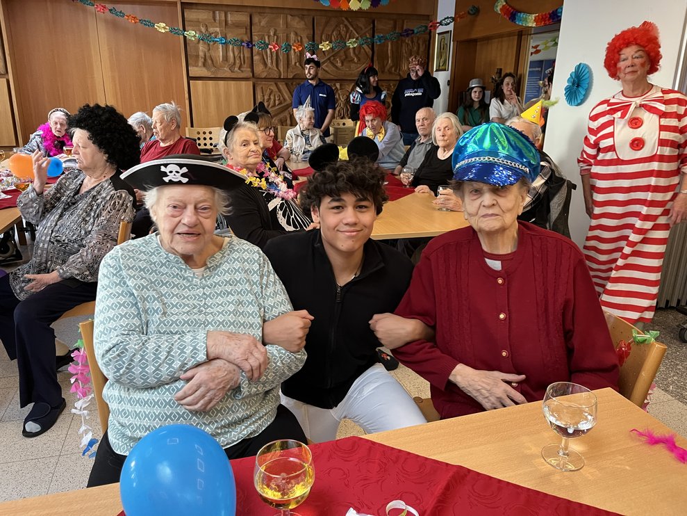 FSJ Felipe mit zwei Bewohnerinnen 