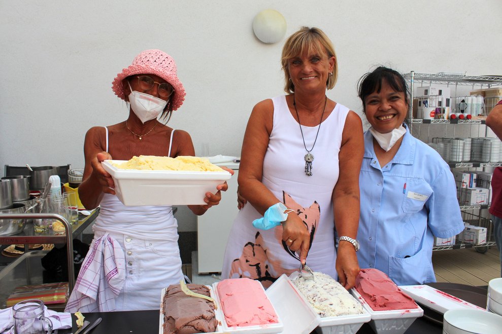 Frau Dir. Stanzel, MBA und die MitarbeiterInnen des PBZ Baden freuen sich auf den Eisnachmittag.
