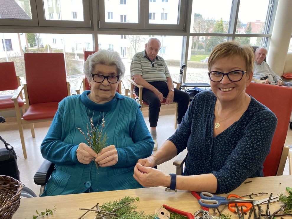 Ehrenamtliche Mitarbeiterin Elisabeth und Frau Fraißl haben bei der gemeinsamen Arbeit viel Spaß.