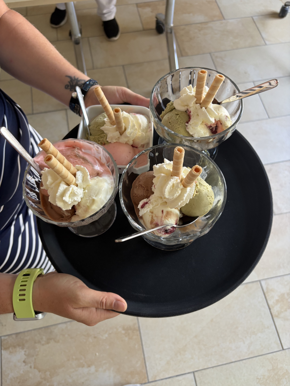 ein Tablett mit Eis Schalen, Eis mit Schlagobers, Schokoladensauce und Hohlhippen