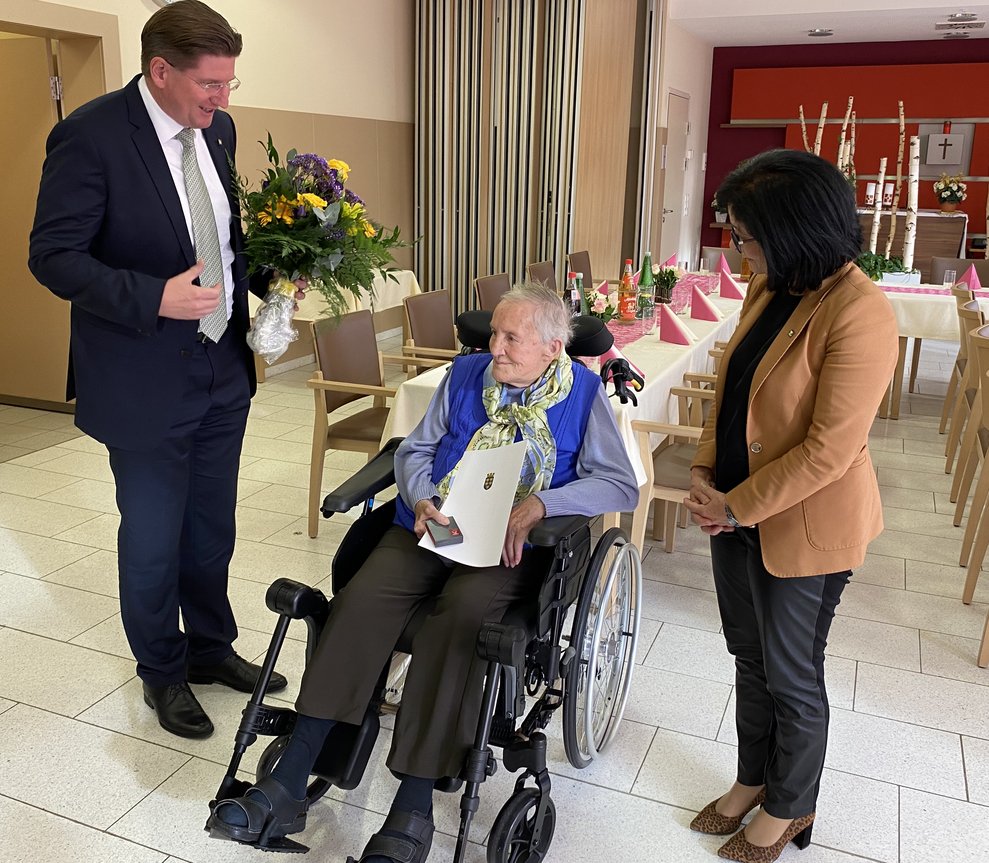 Vitzepräsidentin des Bundesrates Margit Göll gratuliert seitens des Landes NÖ und auch Bezirkshauptmann Christian Pehofer gratuliert herzlich.