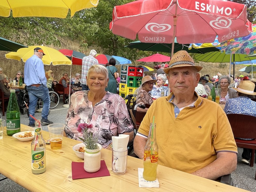 Bewohnerinnen und Bewohner am Gartenfest.