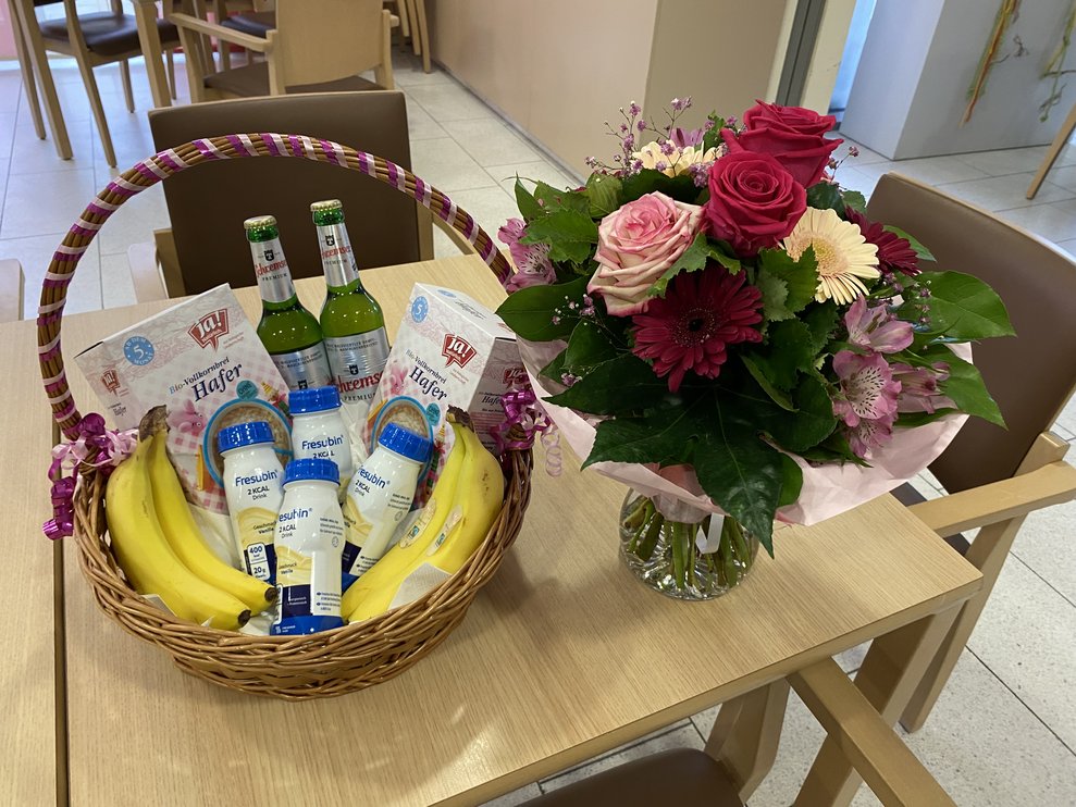 Geschenkkorb und Blumen zum 104. Geburtstag.