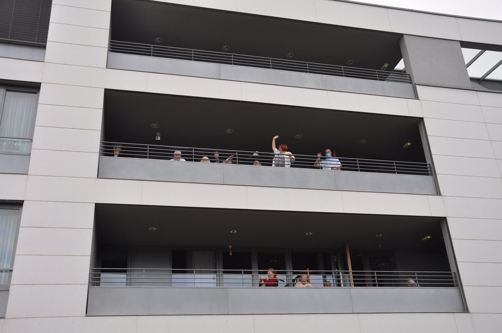 BewohnerInnen am Balkon.