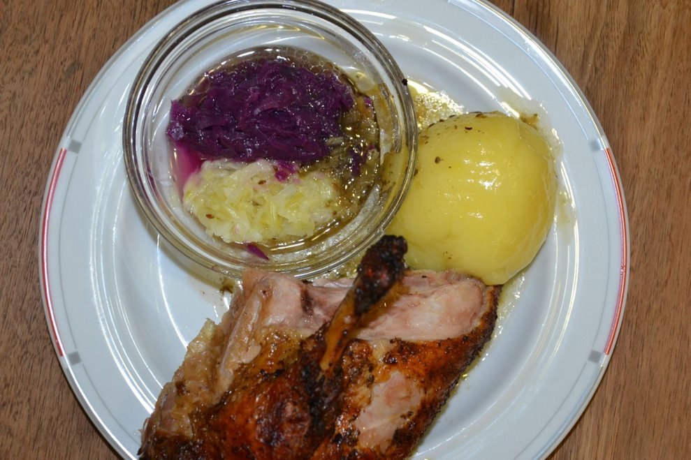 Ein Teller mit Essen.